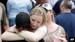 美国佛罗里达州奥卡拉森林高中发生枪击事件，学生们在附近的奥卡拉第一浸信会教堂集合，互相安慰，并等待家长来接。（2018年4月20日） 