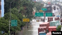 Banjir yang melanda Jakarta pada Januari 2013 dikatakan memicu inflasi karena telah menghambat distribusi pangan. (Foto: Reuters)