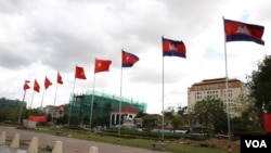 រូបឯកសារ៖ ទង់​ជាតិ​កម្ពុជា​ និង​ទង់ជាតិ​វៀតណាម​ នៅ​ស្តូប​មិត្តភាព​កម្ពុជា​វៀតណាម​ ដើម្បី​​ស្វាគមន៍​ដំណើរ​ទស្សនកិច្ច​ផ្លូវ​ការ​របស់​ប្រធាន​រដ្ឋ​នៃ​សាធារណរដ្ឋ​សង្គម​និយម​វៀតណាម ​នៅក្នុង​រាជធានី​ភ្នំពេញ​ កាល​ពី​ថ្ងៃ​ទី​១៤ ខែ​មិថុនា ឆ្នាំ​២០១៦។​ (ហ៊ាន សុជា​តា​/វីអូអេ)