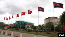 រូបឯកសារ៖ ទង់ជាតិ​កម្ពុជា និង​ទង់ជាតិ​វៀតណាម នៅ​ស្តូប​មិត្តភាព​កម្ពុជា​វៀតណាម នៅក្នុង​រាជធានី​ភ្នំពេញ​ កាលពី​ថ្ងៃទី១៤ ខែ​មិថុនា ឆ្នាំ​២០១៦។ (ហ៊ាន សុជា​តា​/វីអូអេ)