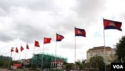 រូបភាព​កសារ៖ ទង់​ជាតិ​កម្ពុជា​ និង​វៀតណាម​ត្រូវ​បាន​គេ​ដាក់​នៅ​ស្តូប​មិត្តភាព​កម្ពុជា​វៀតណាម​ ដើម្បី​​ស្វាគមន៍​ដំណើរ​ទស្សនកិច្ច​ផ្លូវ​ការ​របស់​គណៈប្រតិភូវៀតណាម ​នៅក្នុង​រាជធានី​ភ្នំពេញ​ កាល​ពី​ថ្ងៃ​ទី​១៤ ខែ​មិថុនា ឆ្នាំ​២០១៦។​ (ហ៊ាន សុជា​តា​/VOA)