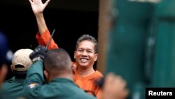 រូបឯកសារ៖ រូបឯកសារ៖ លោក រ៉ាត់ រត្នមុនី សកម្មជន​សិទ្ធិ​ពលករ និង​អ្នក​បក​ប្រែ​សម្រាប់​ការ​ផលិត​ភាពយន្ត​ឯកសារ «ម្តាយ​ខ្ញុំលក់ខ្ញុំ‍» បាន​មក​ដល់​តុលាការរាជធានីភ្នំពេញ ដើម្បី​ការ​ជំនុំ​ជម្រះ​ក្តី​ នៅ​រាជធានីភ្នំពេញ កាលពីថ្ងៃទី២៦ ខែមិថុនា ឆ្នាំ២០១៩។ 