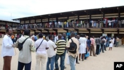 Des électeurs font la queue devant un bureau de vote à Libreville, Gabon, le 30 août 2009. 