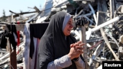 ชาวปาเลสไตน์คนหนึ่งร่ำไห้ในระหว่างร่วมงานศพของผู้ที่ถูกสังหารในการโจมตีของอิสราเอล ที่ภาคเหนือของฉนวนกาซ่า