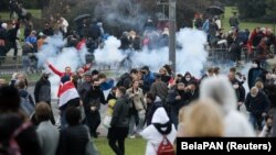 Para demonstran bubar setelah polisi melemparkan granat kejut dalam aksi protes di Minsk, Minggu (11/10). 