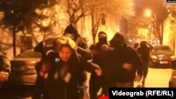 Sejumlah orang tak dikenal menyerang reporter Georgia yang meliput aksi protes di Tbilisi, pada 7 Desember 2024. (Foto: potongan gambar RFE/RL)