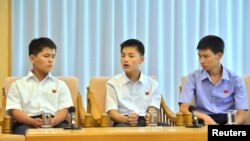 북한 관영매체들은 21일 라오스에서 북송된 탈북 청소년들의 좌담회 내용을 보도했다.