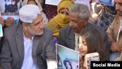 په دې تصویر کې اختر مېنګل او د وایس فار مېسېنګ بلوڅ تنظیم مشر قدیر بلوڅ په یوه مظاهره کې ناست لیدل کېږي