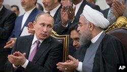 Perezida w'Uburusiya, Vladimir Putin, (ibumoso) ari kumwe n'uwa Irani, Hassan Rouhani (iburyo).