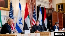 토니 블링컨 국무장관(가운데)과 야이르 라피드 이스라엘 외무장관(왼쪽), 아랍에미리트(UAE) 외무장관인 무함마드 빈 자예드 알나흐얀 아부다비 왕세제가 13일 워싱턴 국무부 청사에서 회담에 이어 공동 기자회견을 했다.