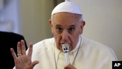 18일 프란치스코 교황이 한국 방문을 마치고 돌아가는 비행기 안에서 기자회견을 가지고 있다.