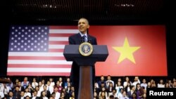 លោក​ប្រធានាធិបតី​អាមេរិក បារ៉ាក់ អូបាម៉ា ចូលរួម​វេទិកា​សាធារណៈ​ជាមួយ​សមាជិកបណ្ដាញ​កម្មវិធី​គំនិត​ផ្តួច​ផ្តើម​មេ​ដឹក​នាំ​វ័យក្មេង​អាស៊ី​អាគ្នេយ៍ (YSEALI) នៅ​ឯ​មជ្ឈមណ្ឌល GEM នៅ​ក្រុង​ហូជីមិញ ប្រទេស​វៀតណាម ថ្ងៃ​ទី​២៥ ខែ​ឧសភា ឆ្នាំ​២០១៦។ REUTERS/Carlos Barria