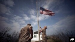 កងទ័ព​ជើង​ទឹក​បង្ហូត​ទង់​ជាតិ​អាមេរិក​នៅ​លើ​កំពូល​ភ្នំ​ Mount Suribachi នៅ​ក្បែរ​កន្លែង​ប្រារព្ធ​ពិធី​រំលឹក​ខួប​ទី​៧០​នៃ​ការ​ប្រយុទ្ធ​នៅ​ Iwo Jima ដែល​ឥឡូវ​ត្រូវ​បាន​គេ​ស្គាល់​ថា Loto ក្នុង​ប្រទេស​ជប៉ុន កាលពី​ថ្ងៃទី២១ ខែមីនា ឆ្នាំ២០១៥។