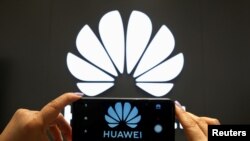 资料照：一支手机屏幕上显示的华为标识。(路透社）