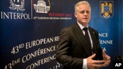 Irak Musul&#39;da IŞİD&#39;ten kurtulan ama Abu Saif&#39;te kalan ailesine telefonla ulaşmaya çalışan Iraklı