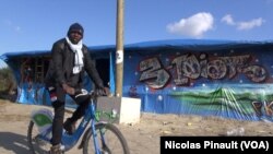 Dans la "jungle" de Calais, en France, 13 octobre 2015 (Nicolas Pinault/VOA).