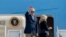 Presidenti Biden përshëndet ndërsa së bashku me Zonjën e Parë hyjnë në bordin e Air Force One (28 tetor 2021)
