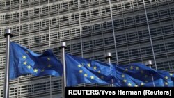 Zastave EU ispred sedišta Evropske komisije u Briselu, Belgija.