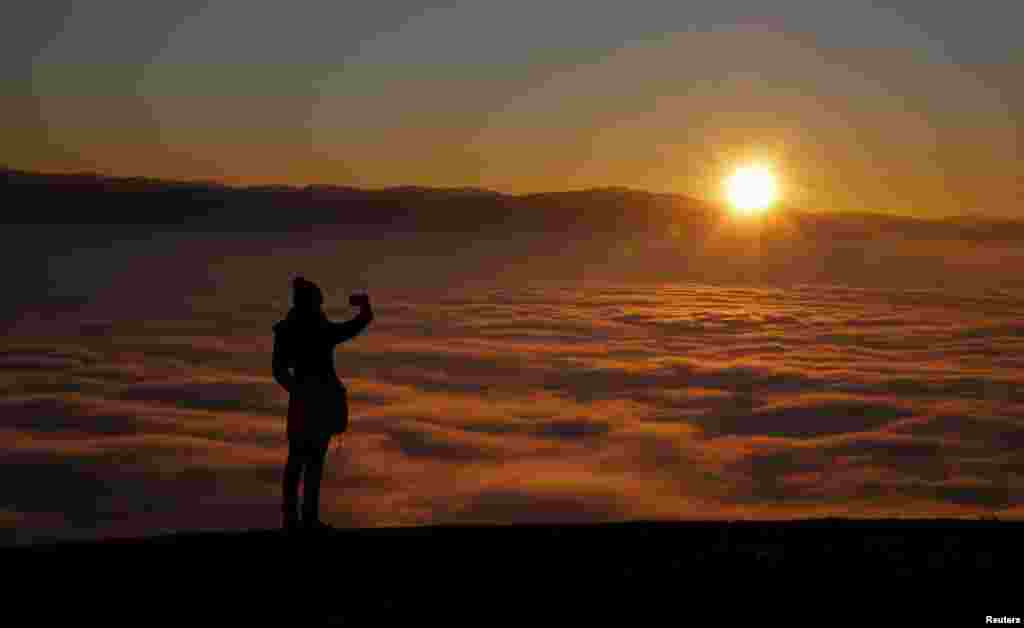 Wata Mata Na Daukar Hoto A Kan Tsauni Kusa Da Zenica A Kasar Bozniya Herzgovina. &nbsp;