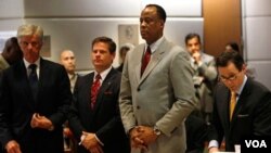 Dokter pribadi Michael Jackson, Conrad Murray (kedua dari kanan) dan tim pengacaranya saat menghadiri sidang di pengadilan Los Angeles (foto: dok).