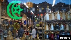 Suasana di sebuah toko di Brooklyn, New York, Amerika Serikat, yang menjual dekorasi Ramadan, menyambut datangnya bulan suci bagi umat Islam, 26 Mei 2017. (Foto: dok).