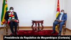 Emmerson Mnangagwa (esq) e Filipe Nyusi (dir) em Manica