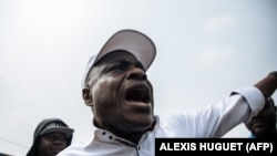 Le leader de l'opposition congolaise Martin Fayulu proteste après que son convoi ait été arrêté par la police lors d'une marche organisée le 30 juin 2019, jour de l'indépendance, à Kinshasa. (Photo: ALEXIS HUGUET / AFP)