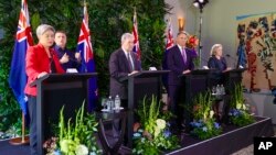 호주의 페니 웡 외교장관과 리처드 말스 국방장관, 뉴질랜드의 윈스턴 피터스 외교장관과 주디스 콜린 국방장관이 2024년 12월 6일 뉴질랜드 수도 오클랜드에서 열린 양국 외교·국방 장관 회담(ANZMIN) 후 기자회견을 열었다.