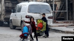 Des enfants fuient un quartier d'Alep assiégé, le 12 décembre 2016