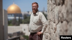 유대인 성지 회복 운동을 벌이던 이스라엘 활동가 예후다 글릭 씨가 교와 이슬람교의 공통 성지인 '성전산'을 배경으로 서 있다. (자료사진)