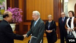 La primera dama Michelle Obama y las ni&ntilde;as del Escuadron 60325 de Girls Scout, de Fairport, Nueva York deciden cuales son las primeras semillas que van a sembrar. (Foto oficial de la Casa Blanca de Sonya N. Hebert)