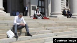 Poslanici Skupštine Srbije štrajkuju glađu na ulazu u Dom Narodne skupštine Republike Srbije, u Beogradu, 10. maja 2020. (Foto: Fejsbuk profil narodne poslanice Gordane Čomić)