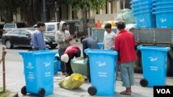 ធុងសំរាម​ត្រូវ​បាន​ដាក់​ពង្រាយ​ ដើម្បី​សម្រួល​ដល់​ប្រជាពល​រដ្ឋ​អំឡុង​ព្រះរាជ​ពិធីបុណ្យ​អុំទូក បណ្ដែត​ប្រទីប និង​សំពះ​ព្រះខែ អក​អំបុក ក្នុង​រាជធានី​ភ្នំពេញ​ កាលពី​ថ្ងៃទី​១៩ ខែ​វិច្ឆិកា ឆ្នាំ ២០១៨។(ទុំ ម្លិះ/VOA)