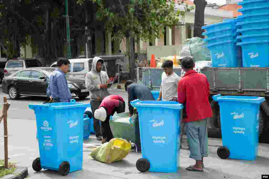 ធុងសំរាម​ត្រូវ​បាន​ដាក់​ពង្រាយ​ ដើម្បី​សម្រួល​ដល់​ប្រជាពល​រដ្ឋ​អំឡុង​ព្រះរាជ​ពិធីបុណ្យ​អុំទូក បណ្ដែត​ប្រទីប និង​សំពះ​ព្រះខែ អក​អំបុក ក្នុង​រាជធានី​ភ្នំពេញ​ កាលពី​ថ្ងៃទី​១៩ ខែ​វិច្ឆិកា ឆ្នាំ ២០១៨។(ទុំ ម្លិះ/VOA)