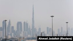 Pemandangan di Dubai dengan gedung tertinggi Burj Khalifa, terlihat dari pelabuhan Rashid di Dubai. (Foto: Dok)