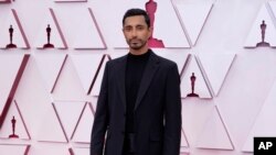 Riz Ahmed tiba di acara Oscar pada hari Minggu, 25 April 2021, di Union Station di Los Angeles. (Foto: AP/Chris Pizzello)