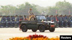 Panglima militer Burma, Jenderal Min Aung Hlaing menginspeksi pasukan dalam peringatan Hari Angkatan Bersenjata Burma ke-68 di Naypyitaw (27/3).