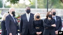 11일 미국 버지니아주 알링턴의 펜타곤에서 열린 9.11테러 20주년 추모식 현장. 왼쪽부터 조 바이든 대통령, 로이드 오스틴 국방장관, 대통령 부인 질 바이든 여사, 그리고 카멀라 해리스 부통령과 부군 더그 엠호프 변호사.