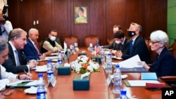 美国副国务卿谢尔曼与巴基斯坦外长库雷希在伊斯兰堡就阿富汗问题举行会谈（2021年10月8日）