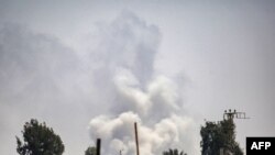 গাজা ভূখন্ডের দক্ষিণাঞ্চলে রাফায় বাস্তুচ্যূত ফিলিস্তিনিদের তাঁবুর কাছে ধোঁয়ার কুন্ডলি দেখা যাচ্ছে। জুন ৪,২০২৪।