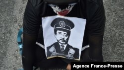 Demonstran Malaysia membawa foto Ketua KPK Azam Baki dalam aksi protes menuntut penahanan Azam Baki di Kuala Lumpur, Sabtu (22/1). 