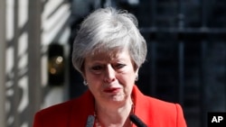 នាយក​រដ្ឋ​មន្ត្រី​អង់គ្លេស​លោក​ស្រី Theresa May ​ថ្លែង​សារ​​នៅ​លើ​ដង​ផ្លូវ​នៅ​ខាង​ក្រៅ​ការិយាល័យ​នាយក​រដ្ឋ​មន្ត្រី​ ក្នុង​ទីក្រុង​ឡុងដ៍​ ប្រទេស​អង់គ្លេស កាល​ពី​ថ្ងៃ​ទី​២៤ ឧសភា ២០១៩។