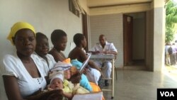 Des femmes attendent pour voir le médecin à St Luke’s Hospital, à Lupane, environ 600 kilomètres d'Harare, Zimbabwe, le 20 novembre 2014. (Sebastian Mhofu/VOA)