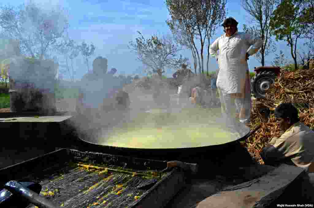 گنے کے رس کو دوسرے مرحلے میں ایک بڑی کڑاھی میں ڈالا جاتا ہے، جہاں پر اس کو آگ پر پکایا جاتا ہے۔