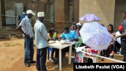 Un bureau de vote dans le quartier Kamwokya de Kampala, en Ouganda, accueille les électeurs prenant part aux élections locales, le 24 février 2016.