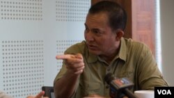 លោក ខឹម វាសនា​ ប្រធាន​គណបក្ស​សម្ព័ន្ធ​ដើម្បី​ប្រជាធិបតេយ្យ​​នៅ​ក្នុង​បន្ទប់ផ្សាយ​ VOA​ ក្នុង​រាជធានី​ភ្នំពេញ​ នៅថ្ងៃទី៣០​ ខែឧសភា​ ឆ្នាំ​២០១៧។​ (អូន ឆេងប៉រ/ VOA)