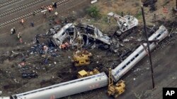 Le personnel d'urgence travaille sur les lieux d'un déraillement de train mortelle, le 13 mai 2015, à Philadelphie.