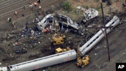 ក្រុម​ការងារ​សង្រ្គោះ​បន្ទាន់​ធ្វើ​ការ​នៅ​កន្លែង​កើតហេតុ​នៃ​ការ​រត់​ធ្លាក់​ចេញ​ពី​ផ្លូវ​របស់​រថភ្លើង​មួយ​ដែល​បណ្តាល​ឲ្យ​មាន​មនុស្ស​ស្លាប់​នៅ​ក្នុង​ក្រុង​ហ្វីឡាដែលហ្វី (Philadelphia) កាលពី​ថ្ងៃទី១៣ ខែឧសភា​ ឆ្នាំ២០១៥។ 