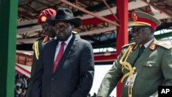 Le président du Soudan du Sud Salva Kiir au milieu de deux hauts gradés de l'armée sud-soudanaise, 9 juillet 2015. 