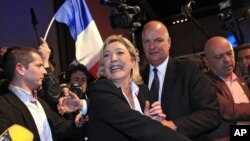 Marine Le Pen (tengah), pemimpin Partai Front Nasional Perancis yang juga putri tokoh sayap kanan Perancis, Jean-Marie Le Pen (foto: dok).